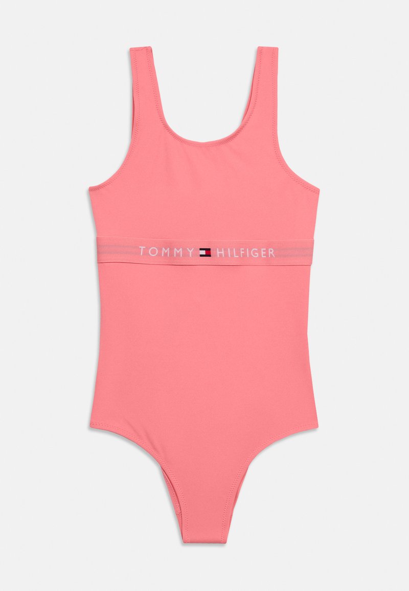 Ροζ ανοιχτό μαγιό με λαιμόκοψη scoop και φαρδιές τιράντες. Διαθέτει λωρίδα με το αντίθετο χρώμα και το λογότυπο "TOMMY HILFIGER" κάτω από το στήθος. Ομαλή υφή.