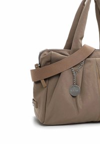 Sac à main en nylon beige avec deux poignées supérieures, une bandoulière réglable, une poche zippée sur le côté, un charm en métal et une finition texturée. Fermeture zippée sur le dessus.
