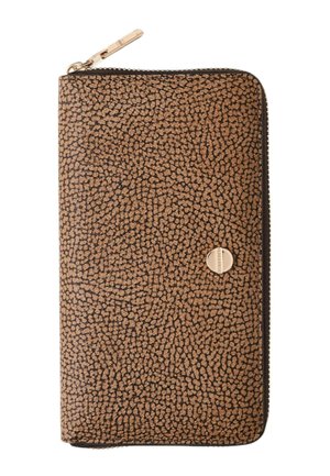 Portafoglio marrone testurizzato con zip a tutto tondo, con emblemma circolare dorato e cursore della zip su sfondo bianco.