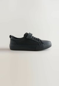 Zwarte sneaker met een gladde, matte afwerking, voorzien van een vetersluiting en een klittenbandsluiting. Rondneus en gestructureerde rubberen zool.
