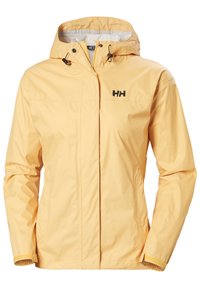 Chaqueta impermeable amarilla con capucha, que cuenta con un cierre de cremallera, puños elásticos y un logotipo negro en el pecho. Textura suave y diseño ligero.
