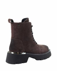 Brązowe zamszowe botki sięgające kostki z przodem na sznurowanie, czarnym masywnym obcasem i metalicznym akcentem u podstawy. Teksturowana powierzchnia i wytrzymała konstrukcja.