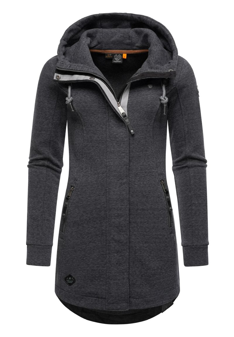 Sudadera gris con cierre de cremallera, bolsillos laterales con cremallera y capucha con cordón. Textura suave y diseño alargado con un dobladillo redondeado.