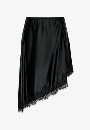 Melnas satīna svārki ar asimetrisku apmali, apakšējā malā rotāti ar ziedu mežģīņu apdari.