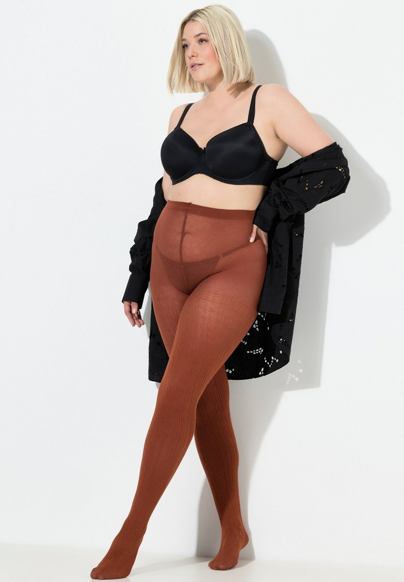 Medias marrones con textura acanalada, combinadas con un sujetador negro y un chal negro translúcido, presentando un acabado opaco y textura acanalada vertical.