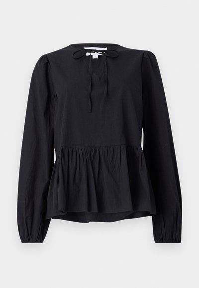 Must mustriga pluus, millel on ümmargune kaelus ja nööridega detail, ning kellukesega peplum lõpp ja veidi paisutatud varrukad. Sile kangastekstuuri.