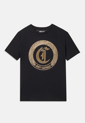 Črna majica s kratkimi rokavi, ki ima okroglo zlato grafično zasnovo s stilizirano črko "C" in besedilom "JUST CAVALLI". Ovratnik je krožen, material je bombaž.