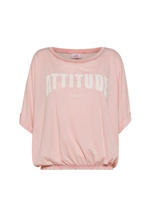 Lyserød T-shirt med korte ærmer og "ATTITUDE" trykt i hvidt på forsiden, med en samlet elastisk kant for en afslappet pasform.