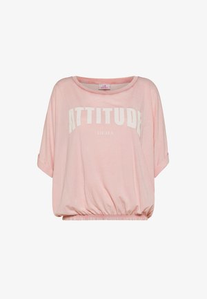 T-shirt rosa a maniche corte con la scritta "ATTITUDE" stampata in bianco sul davanti, caratterizzata da un orlo elasticizzato arricciato per una vestibilità comoda.