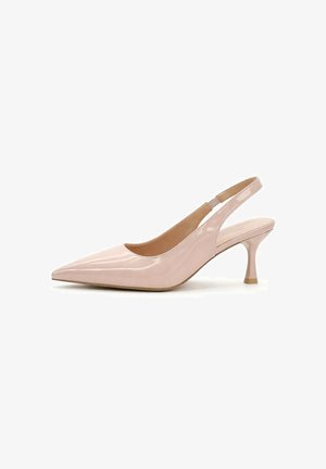 Escarpin slingback nude brillant à bout pointu avec un talon bas et incurvé et une bride élastique à l'arrière.