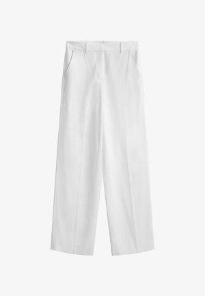 Witte wijde broekspijpen met voorzakken, ceintuurlussen en een glad frontontwerp op een effen witte achtergrond.