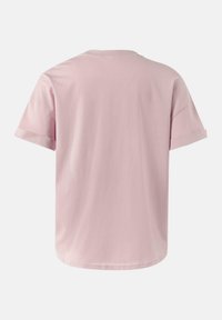 Roze katoenen T-shirt met korte mouwen, een ronde hals en opgerolde mouwen; heeft een gladde textuur en een ontspannen, boxy vorm.