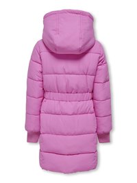 Dječja zimska jakna veličine u boji ružičaste, s podstavom, pričvršćenim kapuljačom, elastičnom strukom i rebrastim manžetama, prikazana s leđa na bijeloj pozadini.