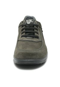 Sneaker in suede grigia con lacci neri, caratterizzato da una punta arrotondata e una suola gommata nera texturizzata. Include un logo sulla linguetta.