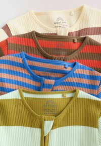 Cuatro camisetas de bebé de punto acanalado en colores crema, marrón y rojo, azul y beige, y verde y crema con rayas horizontales, escotes redondos y cierres de botones.
