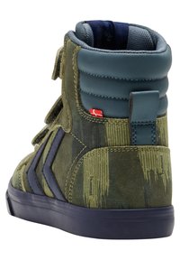 Gröna mocka hög-top sneakers med vadderad krage, marinblå accenter och texturerade mönster. Funktioner med spännen för en säker passform.