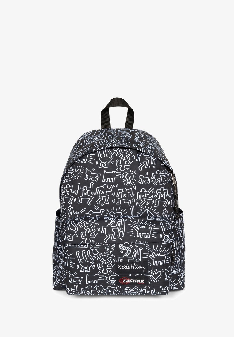 Sac à dos noir avec un motif blanc inspiré de Keith Haring, doté de bretelles réglables, d'une poignée supérieure et d'une poche avant zippée.