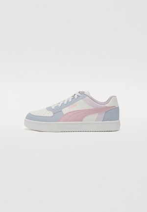 Lichtblauwe en roze sneakers met witte accenten, voorzien van een geperforeerde neus, vetersluiting en rubberen zool. Merken op de zijkant en de tong.