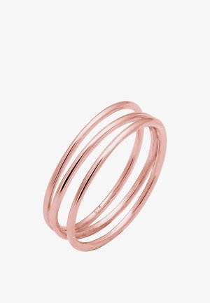 Anillo triple en oro rosa pulido, que presenta tres aros lisos entrelazados con un diseño minimalista elegante y un acabado brillante.
