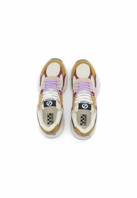 Sneaker colorati con tomaia in rete e dettagli in suede giallo e bordeaux, suola testurizzata e lacci viola. Etichetta nera ben visibile.