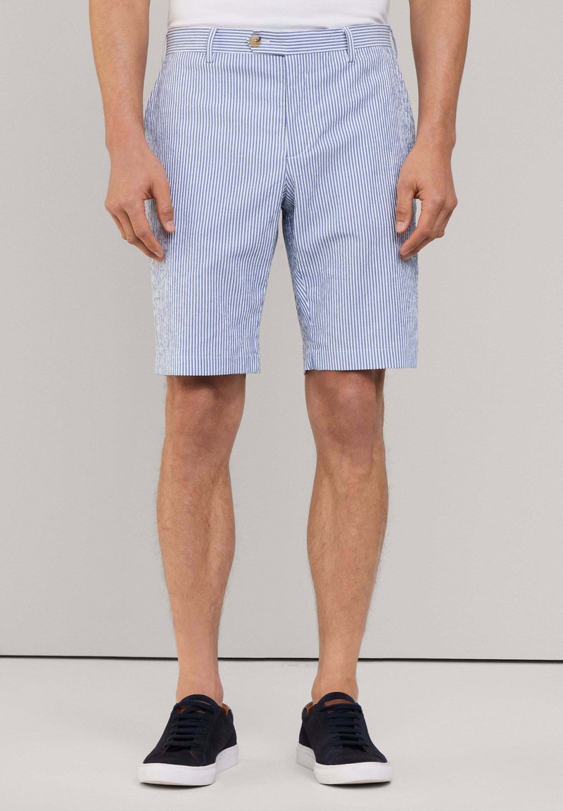 Shorts rayés bleu clair et blanc, fabriqués dans un tissu à la texture douce et à coupe décontractée, avec poches avant et fermeture par bouton.