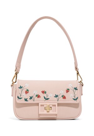 Světlounce růžová kabelka s jedním popruhem, zapínáním se zlatou sponou a vyšívanými bílými květinami a červenými bobulemi na předním klopu.