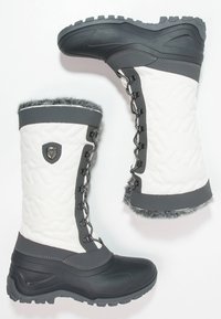 Botas de invierno con un upper de tejido blanco acolchado, suela de goma gris, acentos grises, ribete de piel sintética y sistema de cordones de metal para un ajuste seguro.