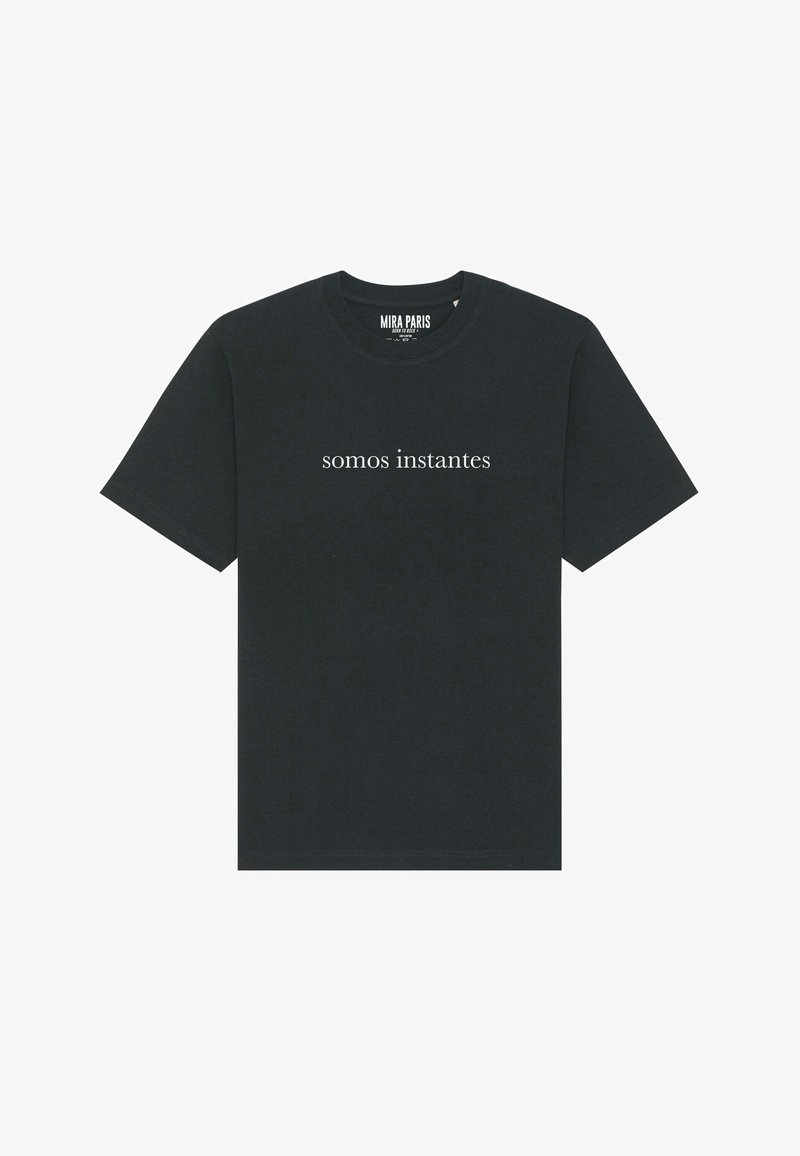 Melnas kokvilnas T-krekls ar īsām piedurknēm, apaļu kakla izgriezumu un baltu tekstu "somos instantes", kas izdrukāts uz priekšpuses.