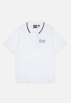 Weißes Poloshirt mit kurzen Ärmeln, schwarzem Besatz am Kragen, drei Knöpfen und dem EA7 Emporio Armani Logo auf der linken Brust.