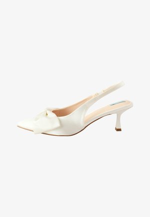 Hvid spids slingback højhælet sko med en lille sløjfe foran og en tynd kittenhæl.