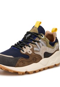 Vícebarevné tenisky s kombinací modrých, hnědých a olivových materiálů, strukturovanou semišovou úpravou, výrazným šněrováním a gumovou podrážkou s protiskluzovým vzorem.