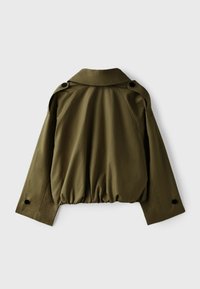 Veste courte vert olive à manches longues, épaulettes boutonnées et ourlet élastiqué, vue de dos sur fond blanc.
