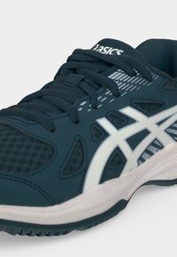 Σκούρο μπλε αθλητικό παπούτσι Asics με λευκό λογότυπο, πλέγματα και μαύρα κορδόνια σε λευκό φόντο, που δείχνει μπροστινές και πλευρικές λεπτομέρειες.