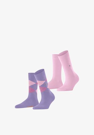 Deux paires de chaussettes : une unie rose clair, l'autre violet clair avec un motif en losanges rose et blanc. Mélange de coton, longueur mi-mollet.