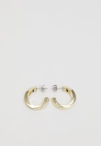 Złote metalowe kolczyki w kształcie kółek o gładkim, błyszczącym wykończeniu i częściowym okrągłym wzorze. Zamocowane na srebrnych zatyczkach i zapięciach.