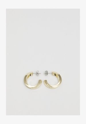 Orecchini a cerchio in metallo color oro con una finitura liscia e lucida e un design parzialmente circolare. Fissati con perni e chiusure posteriori in tonalità argento.