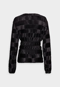 Blusa nera plissettata con maniche lunghe, caratterizzata da righe orizzontali, una vita elastica e un tessuto liscio e strutturato.