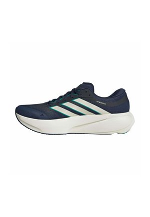 Scarpa da corsa Adidas blu scuro con strisce bianche, suola spessa bianca e etichetta "Primeweave" sul lato.