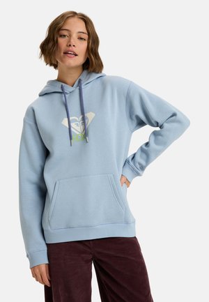 Lichtblauwe katoenen hoodie met een voorzak en een capuchon met trekkoord. Kenmerkt zich door een wit hartlogo met groene accenten en geribde manchetten.