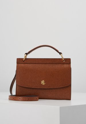 Borsa a mano in pelle marrone con trama, manico superiore e tracolla removibile, con logo "RL" in tonalità oro sulla patta frontale.