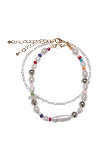 Dos cadenas de cuentas en diversas formas y tamaños, con elementos metálicos, iridiscentes y coloridos, con un broche dorado y cadena ajustable.