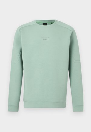 Világoszöld hosszú ujjú, kerek nyakú pulóver finoman dombornyomott "Porsche BOSS" logóval a mellkason, bordázott mandzsettákkal és alsó szegéllyel.