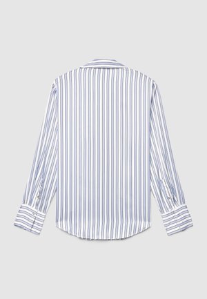 Camicia a maniche lunghe bianca con righe verticali blu, caratterizzata da un colletto classico e polsini abbottonati. Tessuto liscio con una vestibilità comoda.