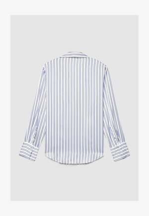 Camicia a maniche lunghe bianca con righe verticali blu, caratterizzata da un colletto classico e polsini abbottonati. Tessuto liscio con una vestibilità comoda.