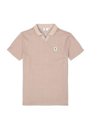 Camisa polo beige con un acabado texturizado, cuello en contraste con rayas crema y un pequeño parche de logo en el lado izquierdo del pecho. Manga corta.