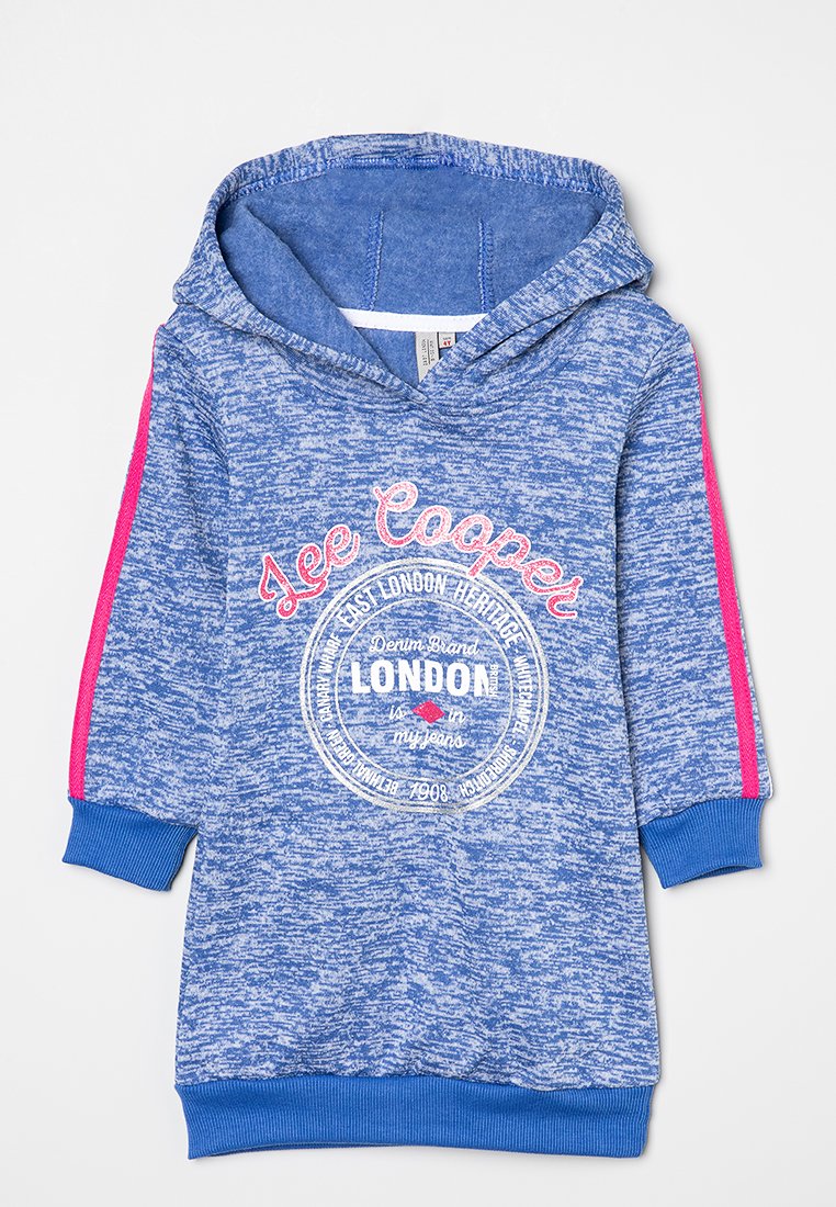 Blå hoodieklänning med huva, med en texturerad stickning, rosa sidostrimlor och ett runt grafiskt tryck som säger "Lee Cooper London."