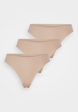 Τρία ζευγάρια μπεζ στρινγκ εσώρουχα με απαλό, ελαστικό ύφασμα και άνετη, χαμηλή σχεδίαση χωρίς επιπλέον στολίδια.