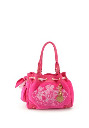 Helle pinke Juicy Couture Handtasche mit zwei Tragegriffen, goldfarbenen Herzanhängern, besticktem Logo und seitlicher Schleifendetail auf weißem Hintergrund.