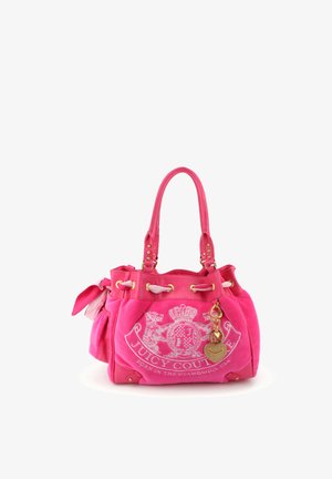 Sac à main Juicy Couture rose vif avec doubles poignées, breloques en forme de cœur dorées, logo brodé et détail nœud sur le côté sur fond blanc.