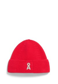 Rode gebreide beanie met een geribbelde textuur, voorzien van een opgerolde rand en een klein wit logoaccent aan de voorkant.
